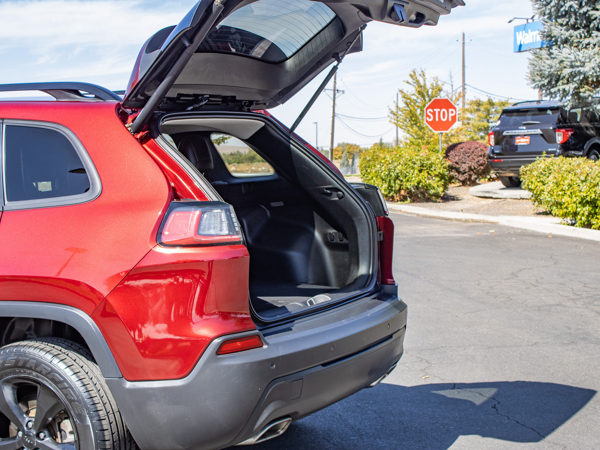 Used 2019 Jeep Cherokee Latitude Plus AWD/4WD image 9