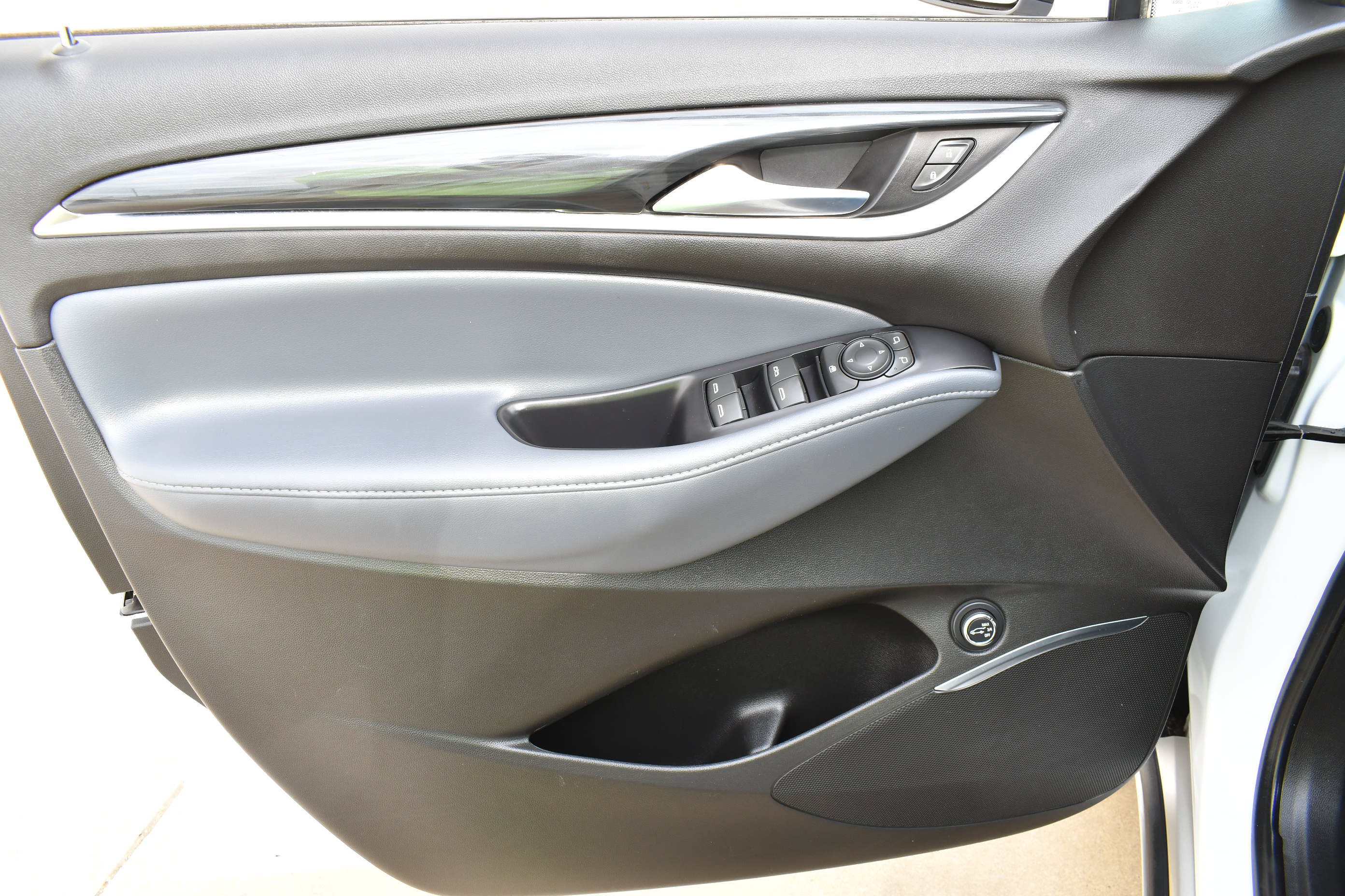 Used 2021 Buick Enclave Essence FWD image 2