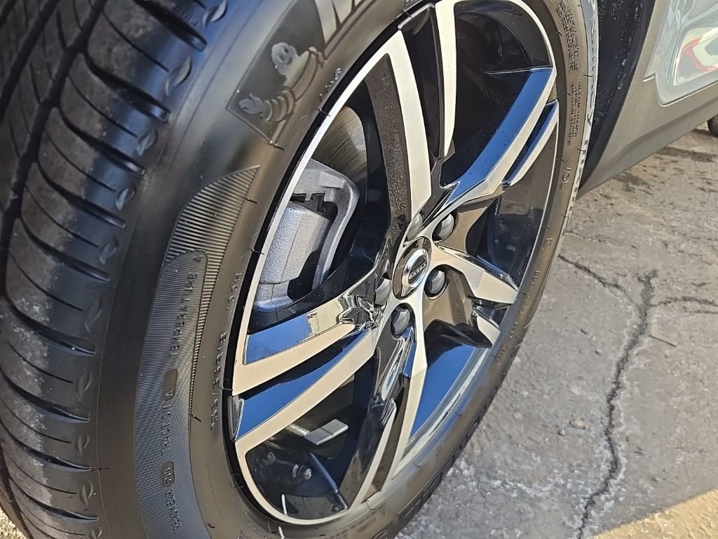 Certified 2025 Volvo XC40 B5 Core image 4