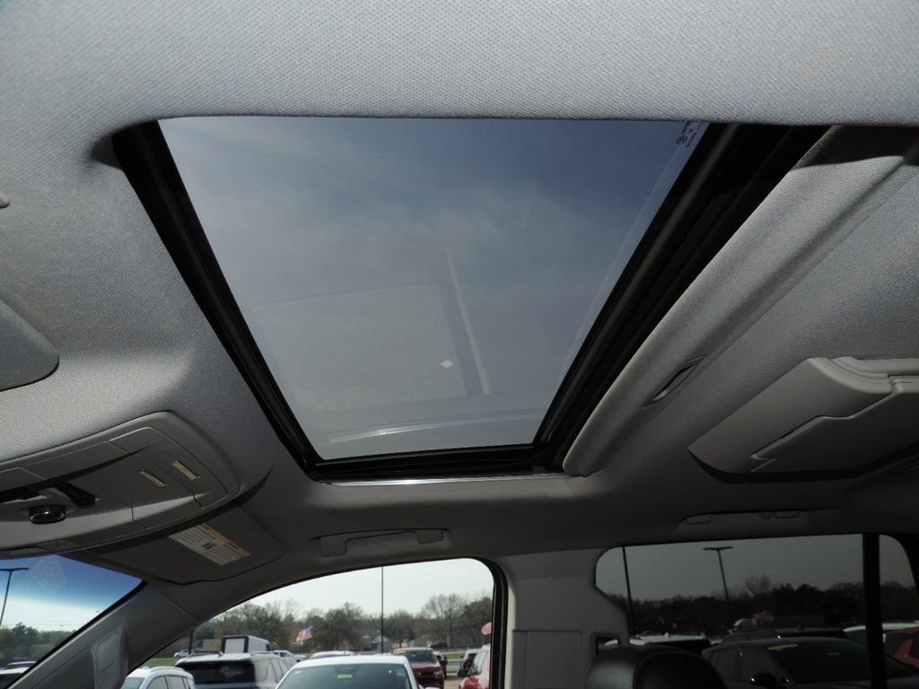 Used 2018 GMC Yukon Denali w/ Open Road Package AWD/4WD image 18