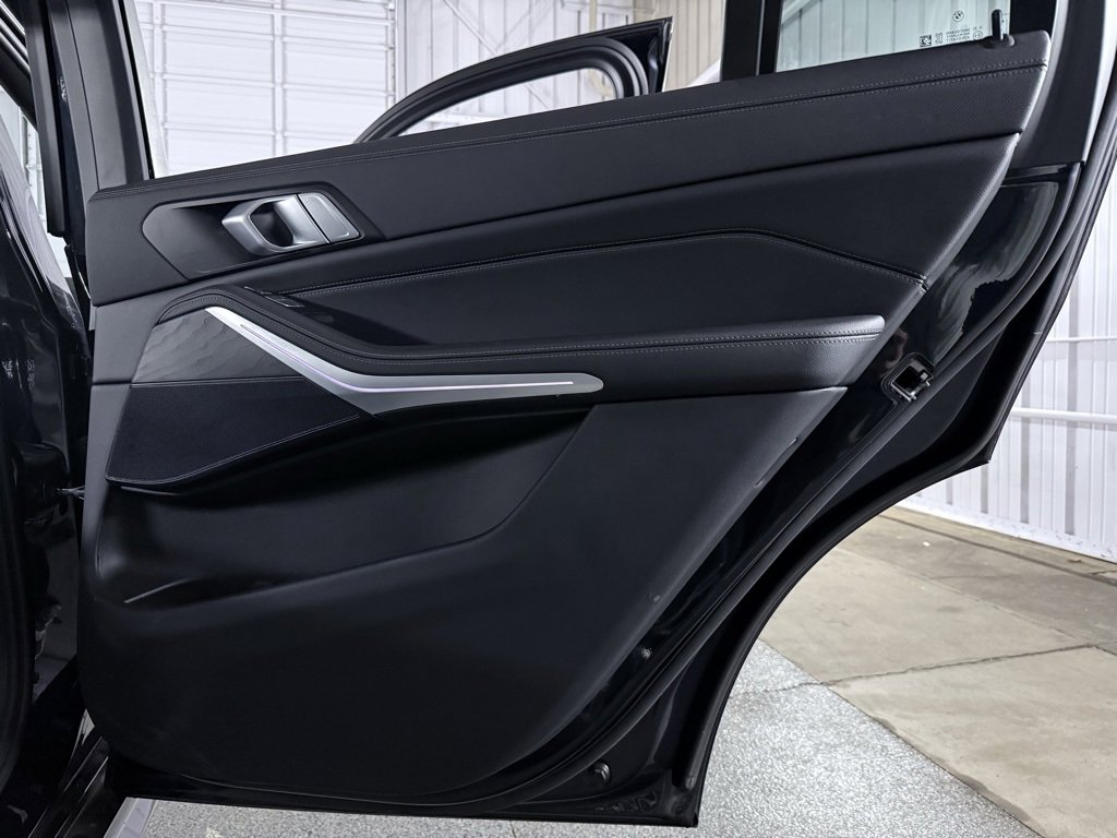 Used 2022 BMW X7 xDrive40i w/ M Sport Package image 31