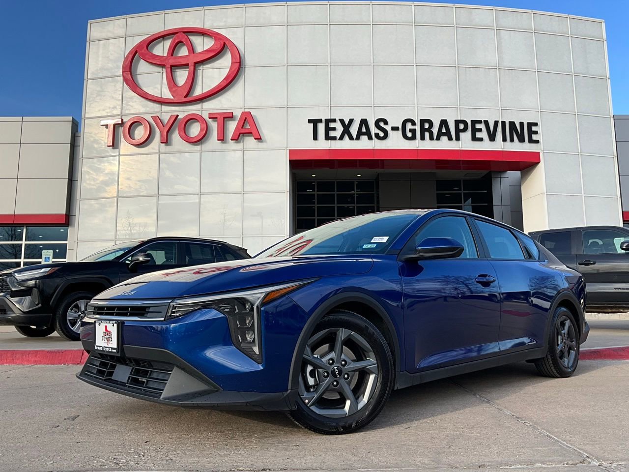 Used 2025 Kia K4 LXS image 2