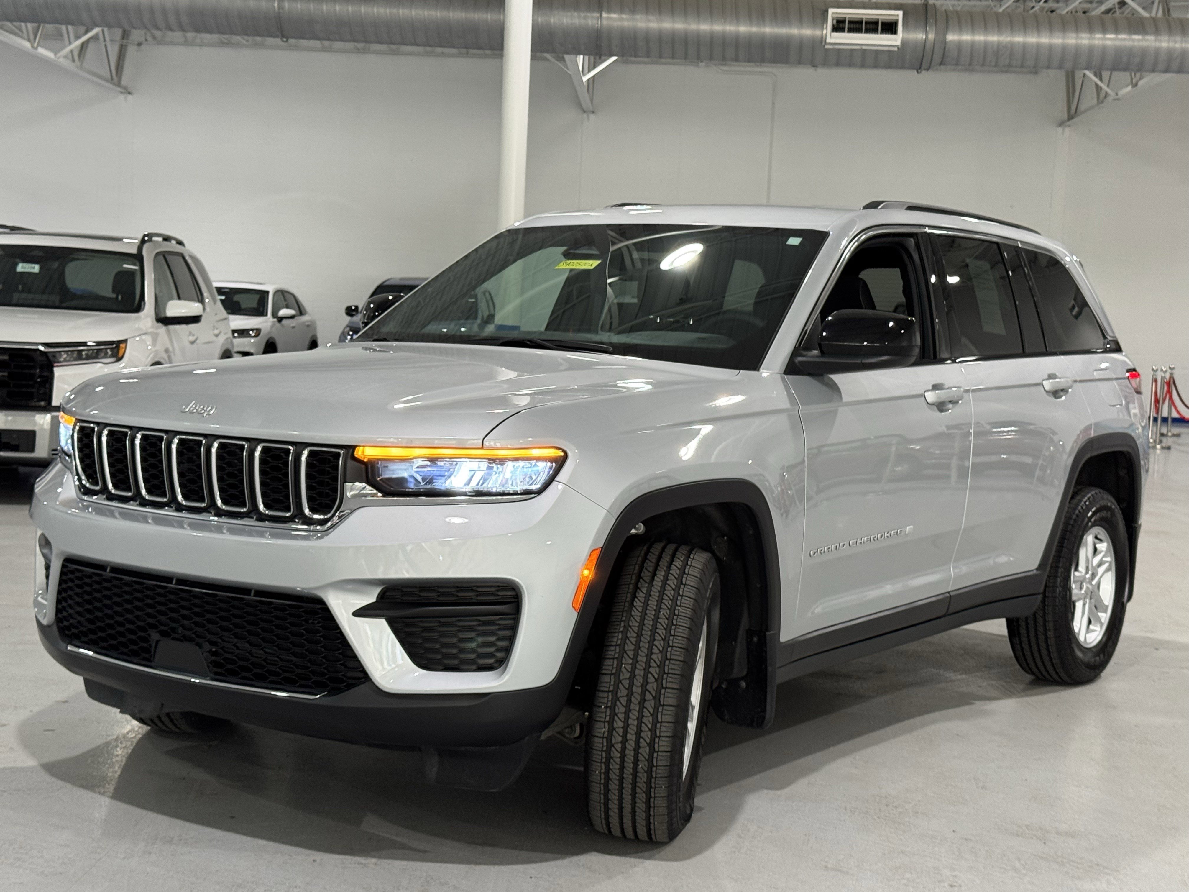 Used 2024 Jeep Grand Cherokee Laredo w/ MOPAR Finishing Package image 15