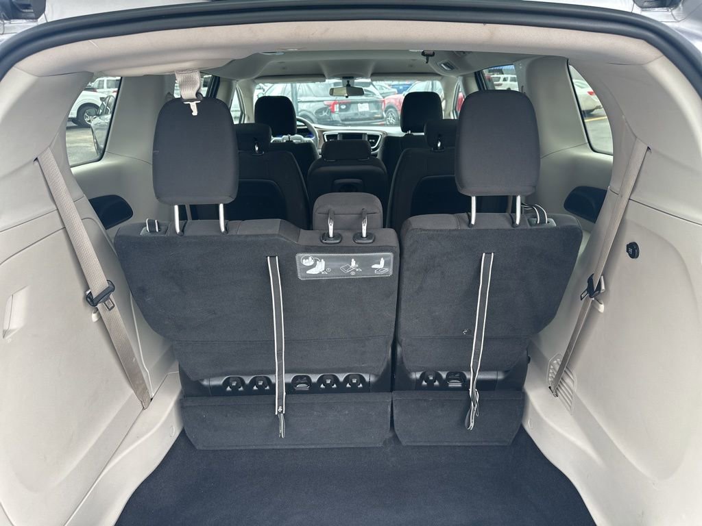 Used 2018 Chrysler Pacifica Touring w/ Tire & Wheel Group image 10