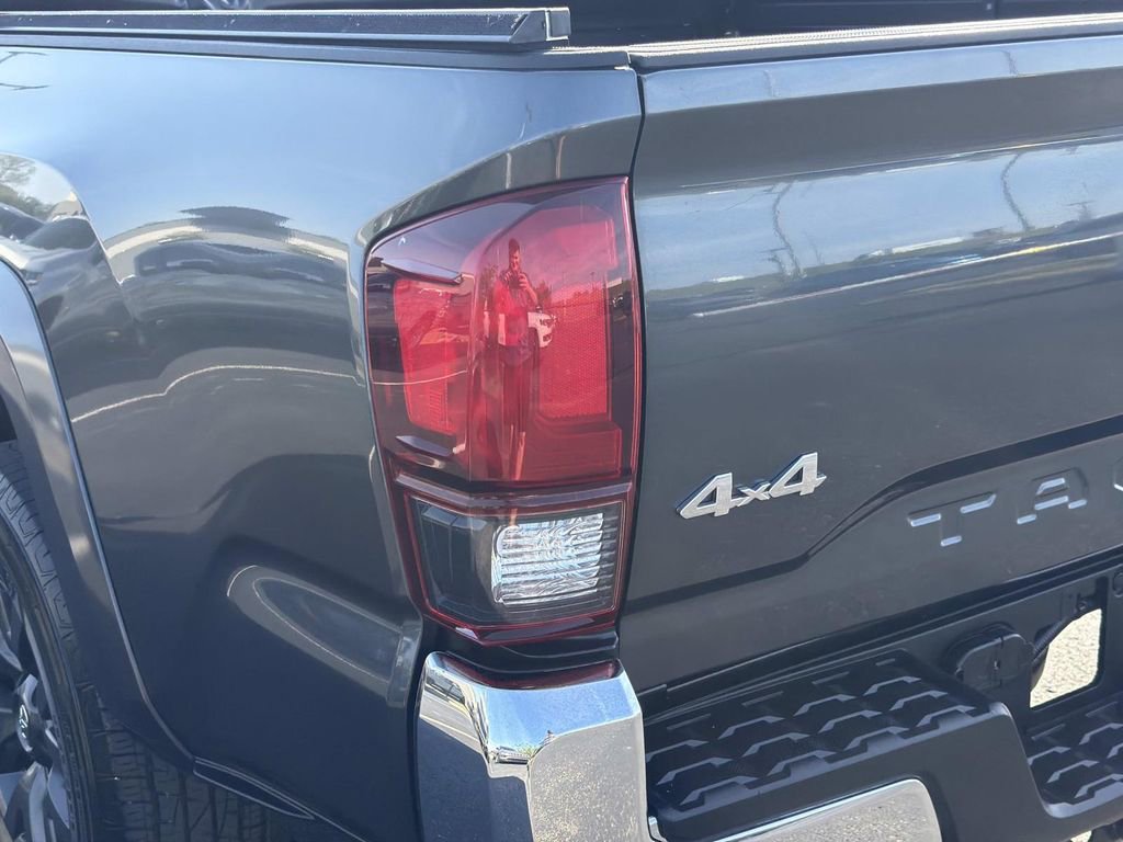 Used 2020 Toyota Tacoma SR5 AWD/4WD image 11