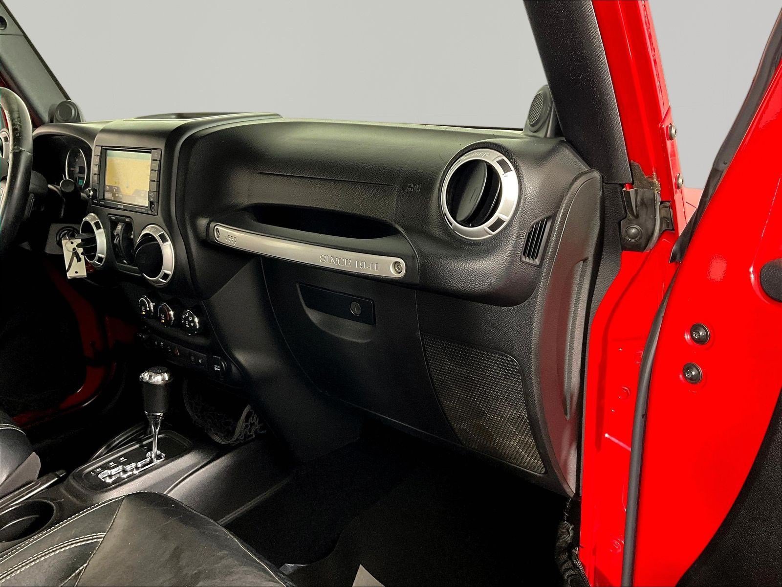 Used 2014 Jeep Wrangler Unlimited Sahara w/ Connectivity Group AWD/4WD image 25
