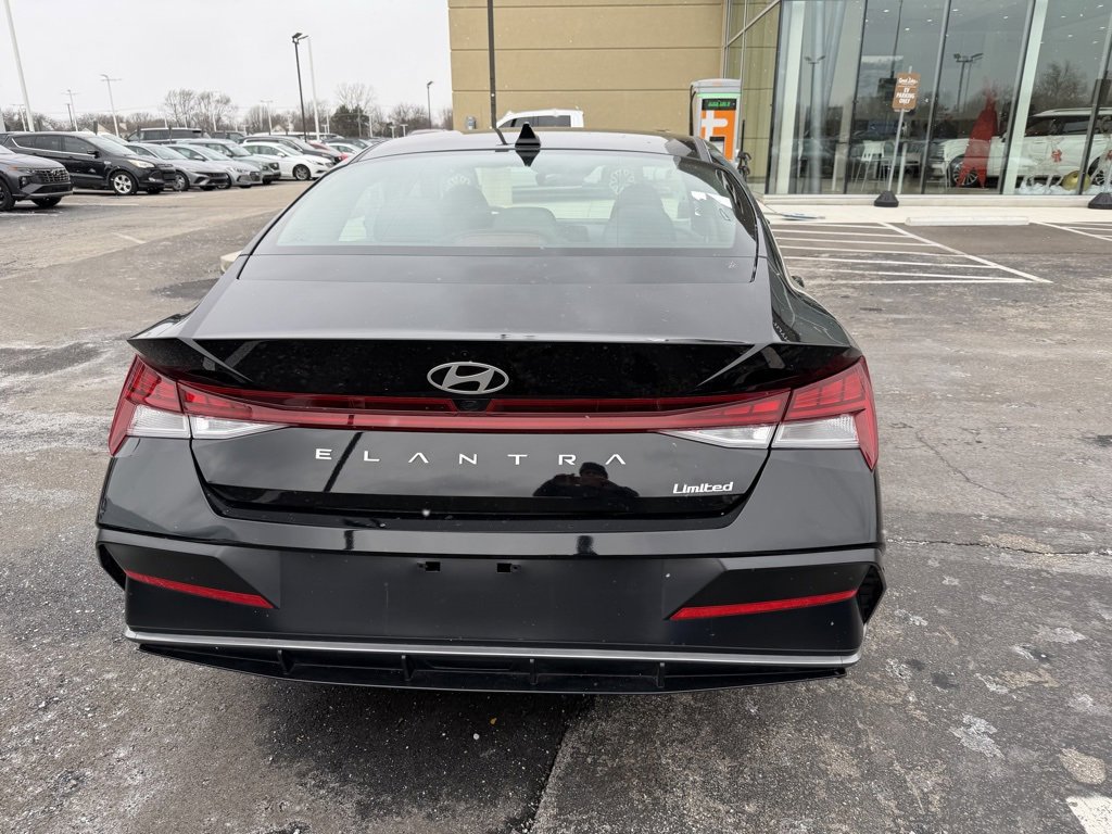 Used 2025 Hyundai Elantra Limited image 3