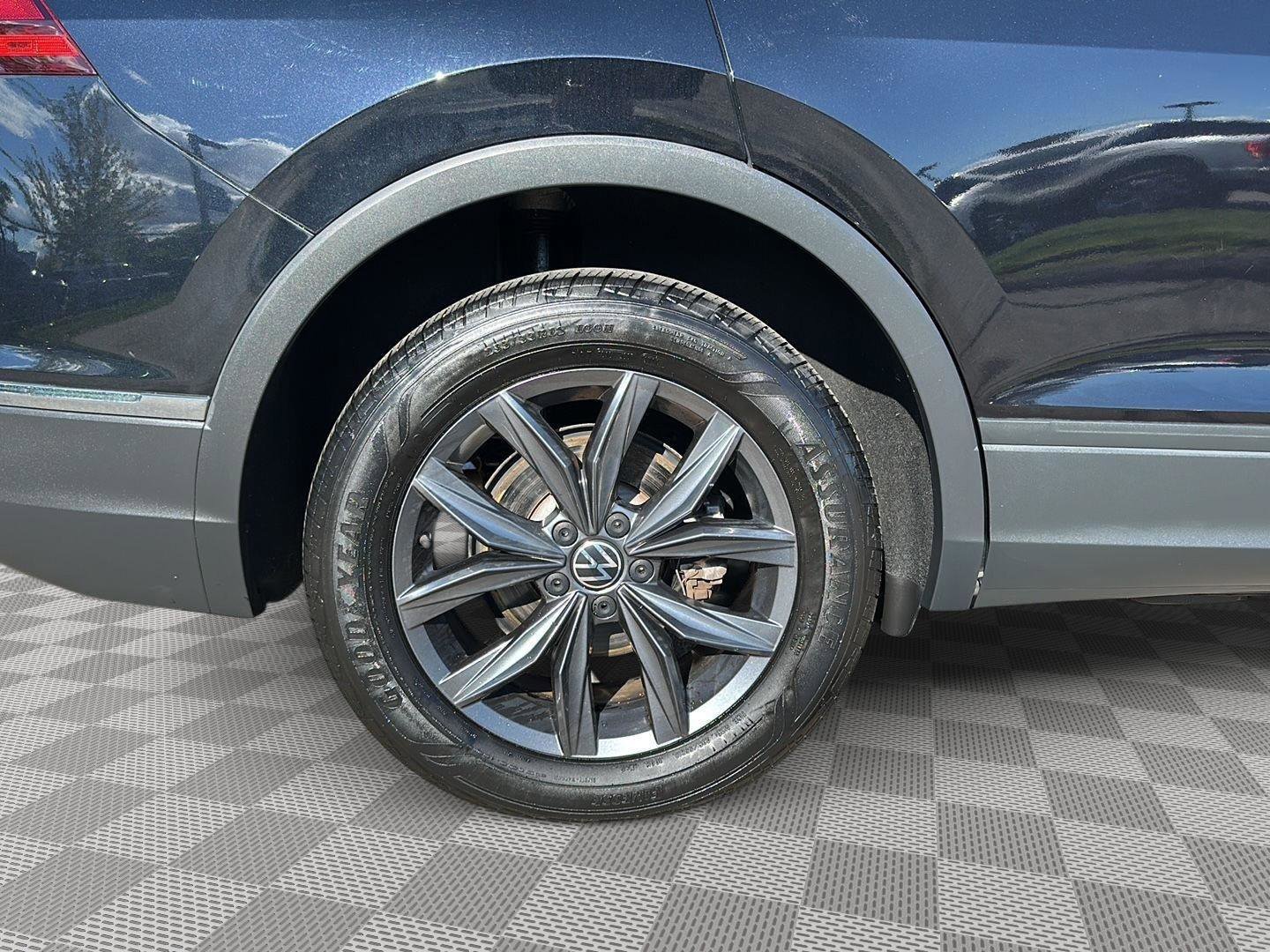 Used 2023 Volkswagen Tiguan SE AWD/4WD image 11