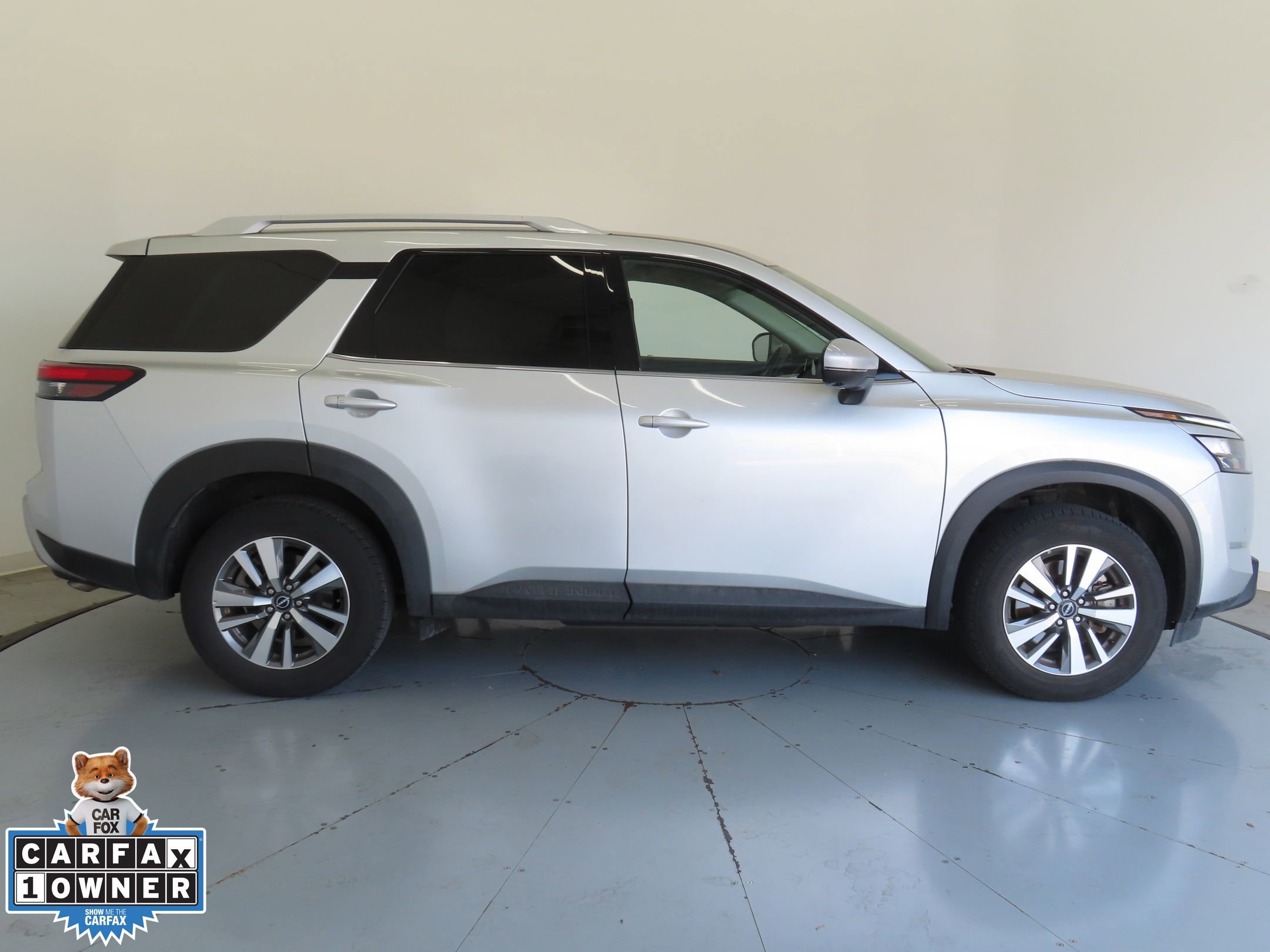 Used 2025 Nissan Pathfinder SL image 2