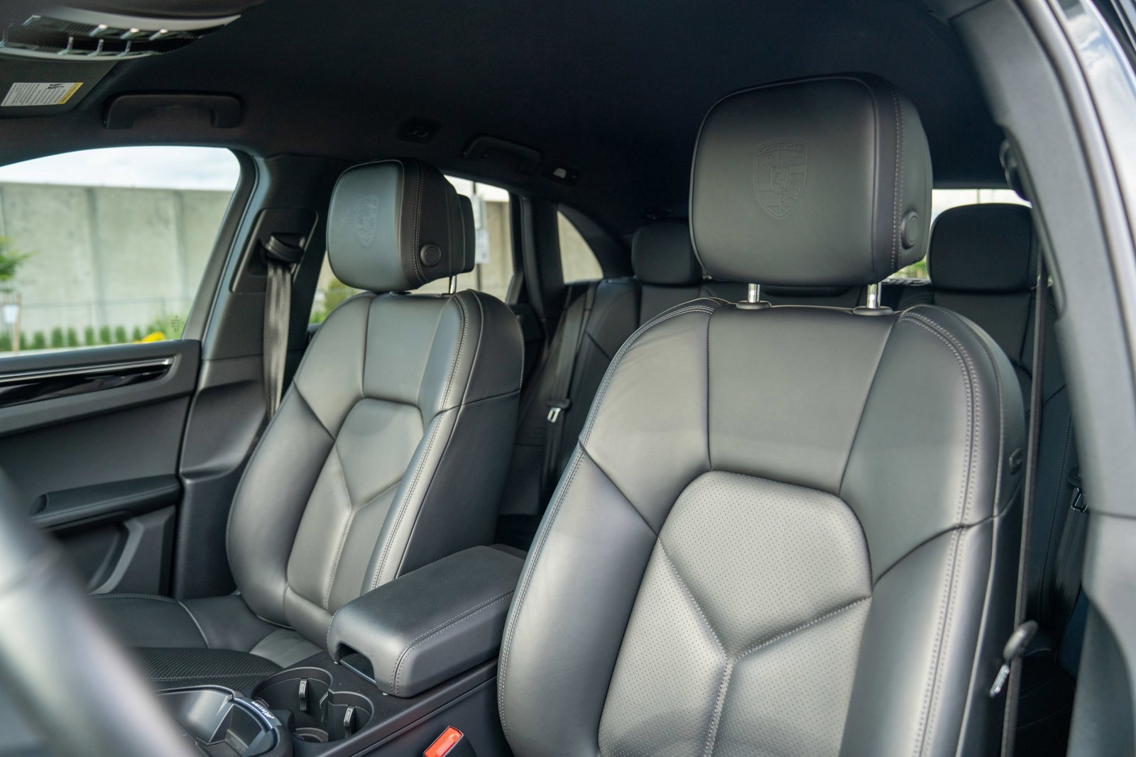 Certified 2023 Porsche Macan AWD/4WD image 5