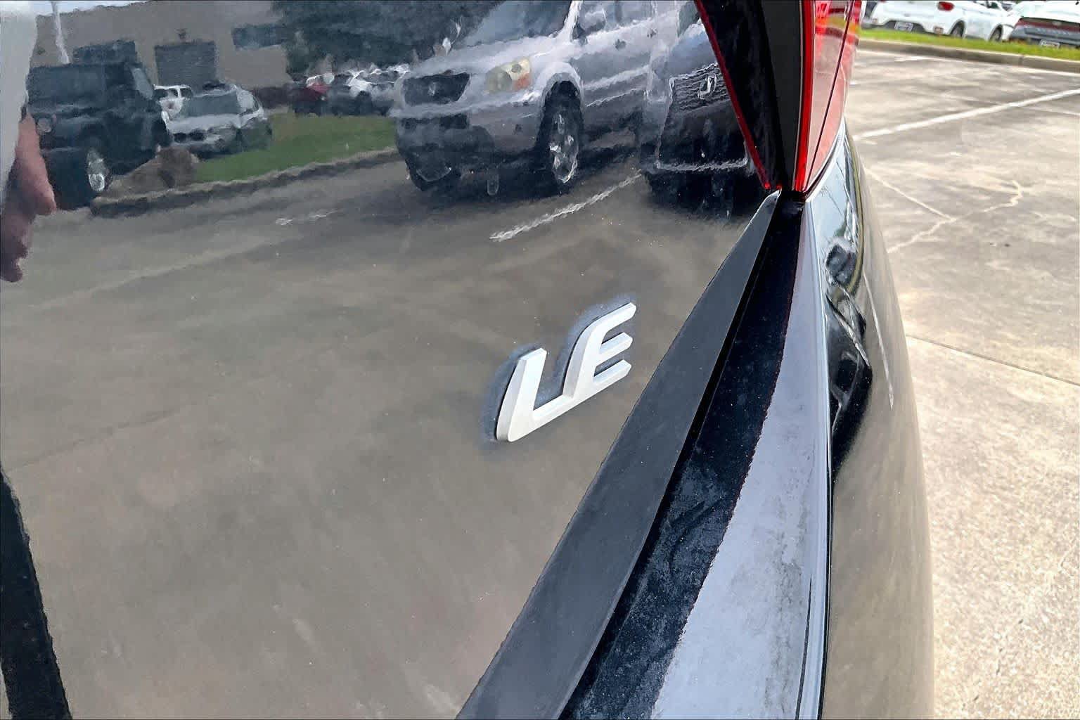 Used 2018 Toyota Corolla LE FWD image 9