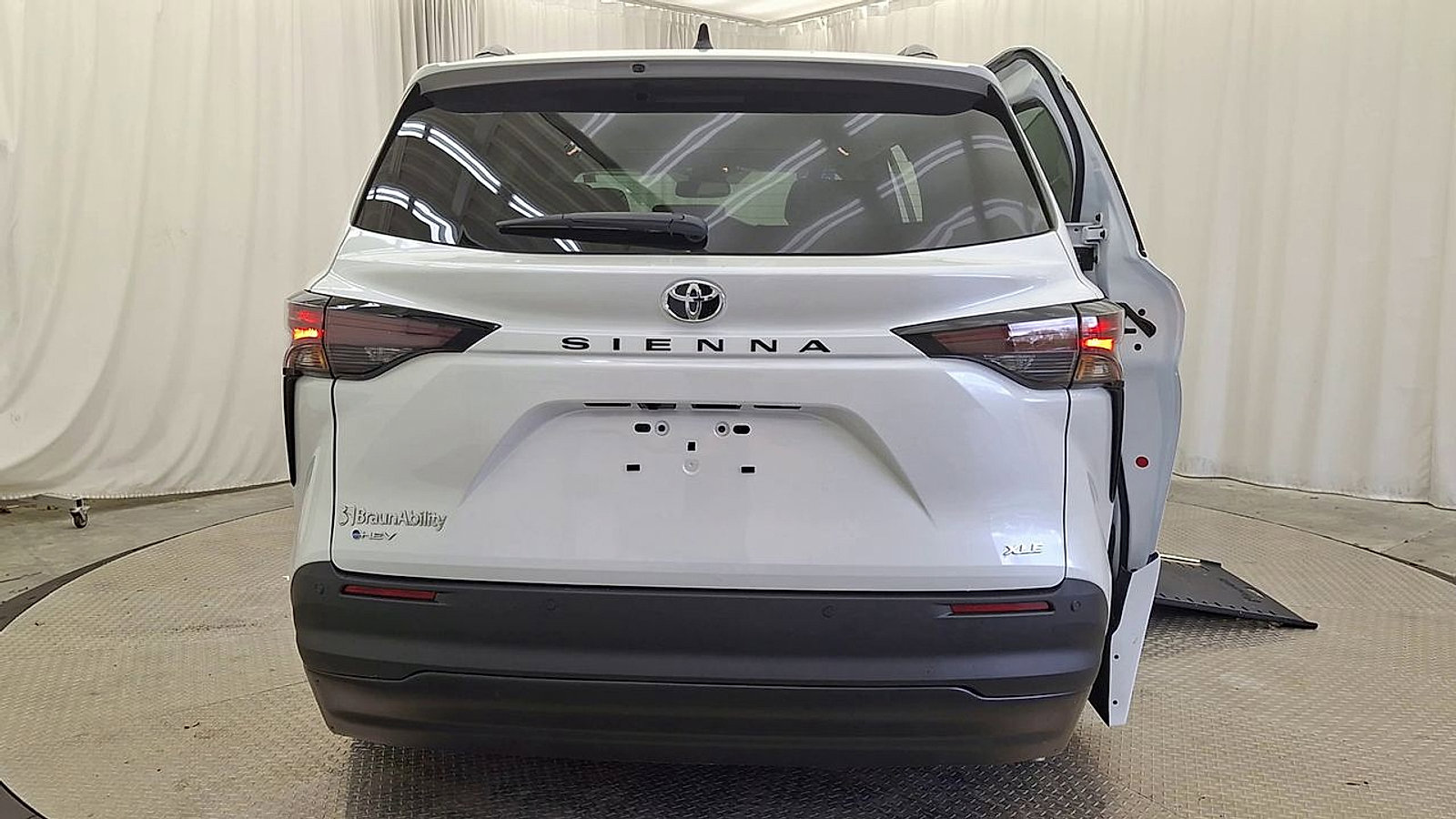 Used 2026 Toyota Sienna XLE FWD image 2