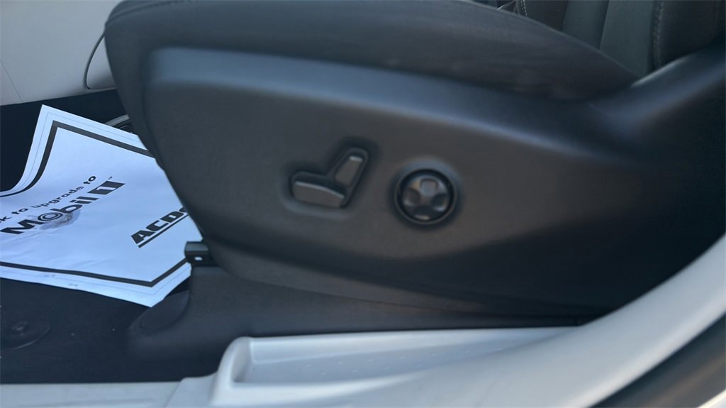 Used 2022 Chrysler Voyager LX image 35