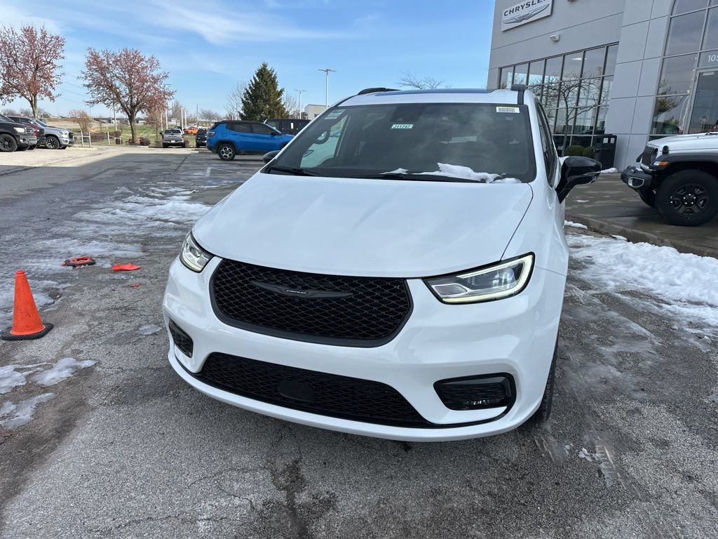 New 2026 Chrysler Pacifica Select AWD/4WD image 11