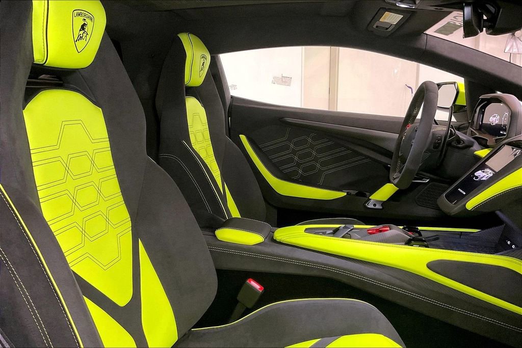 Used 2025 Lamborghini Revuelto image 14