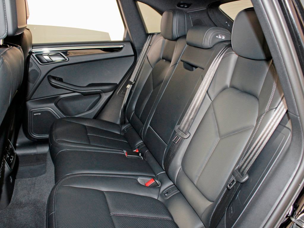 Certified 2026 Porsche Macan AWD/4WD image 34