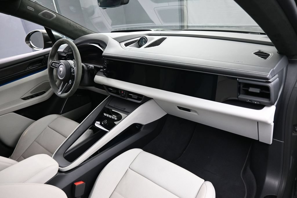 Certified 2025 Porsche Macan Turbo Electric AWD/4WD image 32