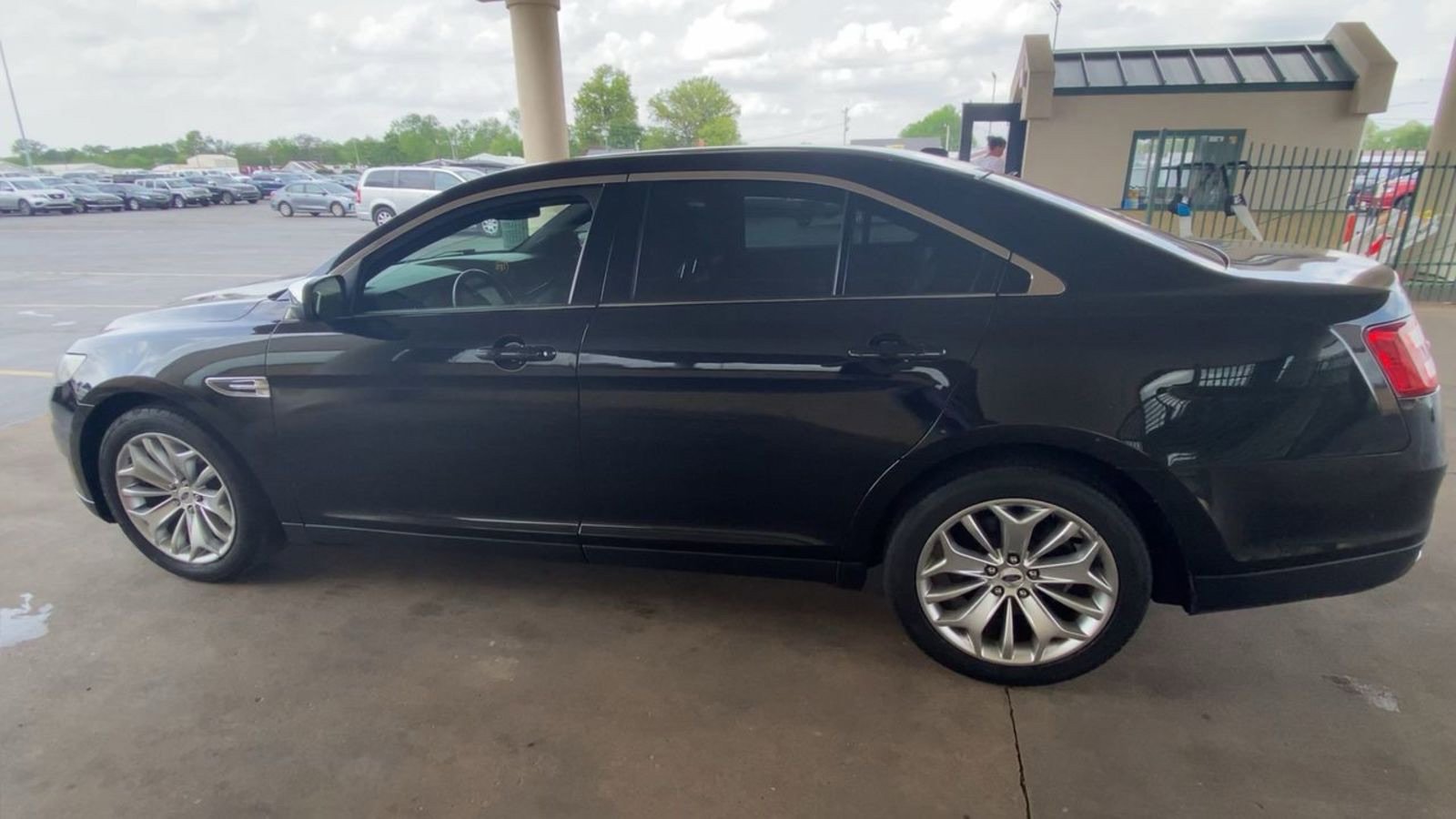 Used 2018 Ford Taurus Limited FWD image 4