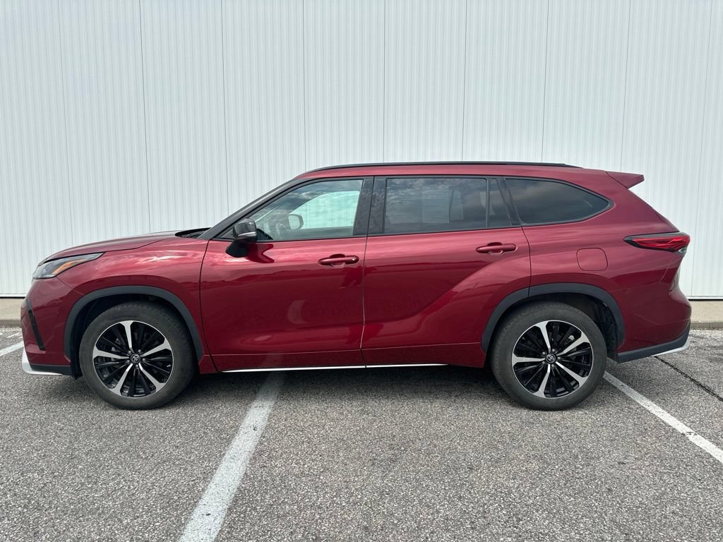 Used 2021 Toyota Highlander XSE AWD/4WD image 3