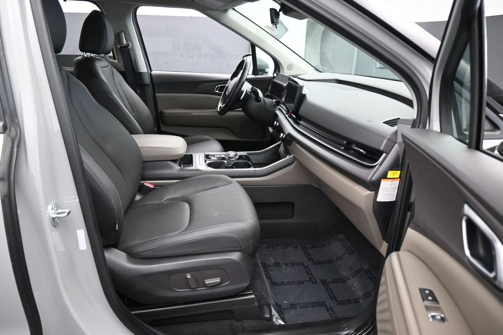 Used 2025 Kia Carnival EX FWD image 47