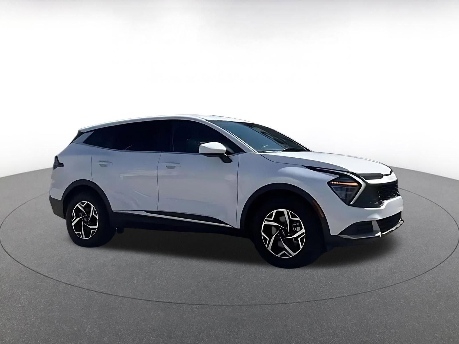 Used 2025 Kia Sportage LX image 3