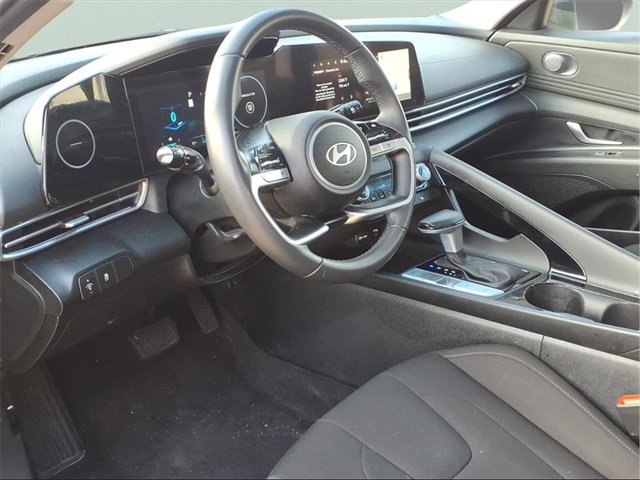 Used 2025 Hyundai Elantra SEL image 8