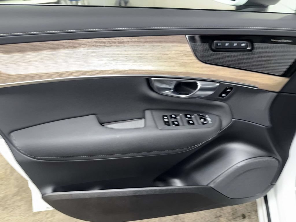 Certified 2025 Volvo XC90 T8 Plus w/ Protection Package Premier AWD/4WD image 19