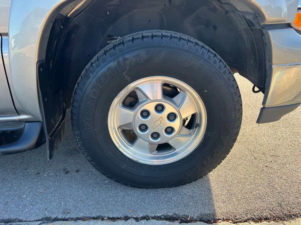 Used 2002 Chevrolet Suburban LT image 10