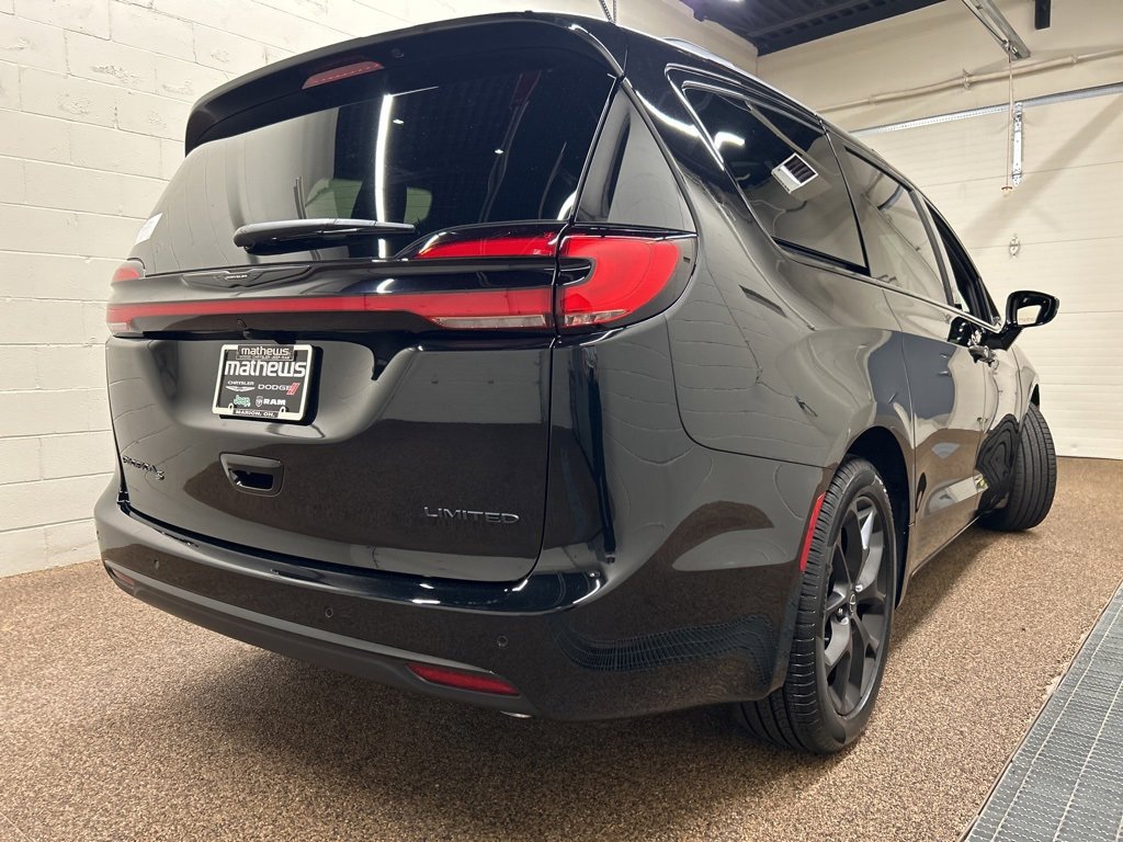 New 2026 Chrysler Pacifica Limited image 2