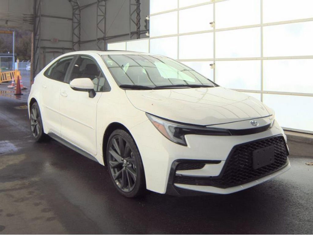 Used 2025 Toyota Corolla SE w/ SE Premium Package image 4