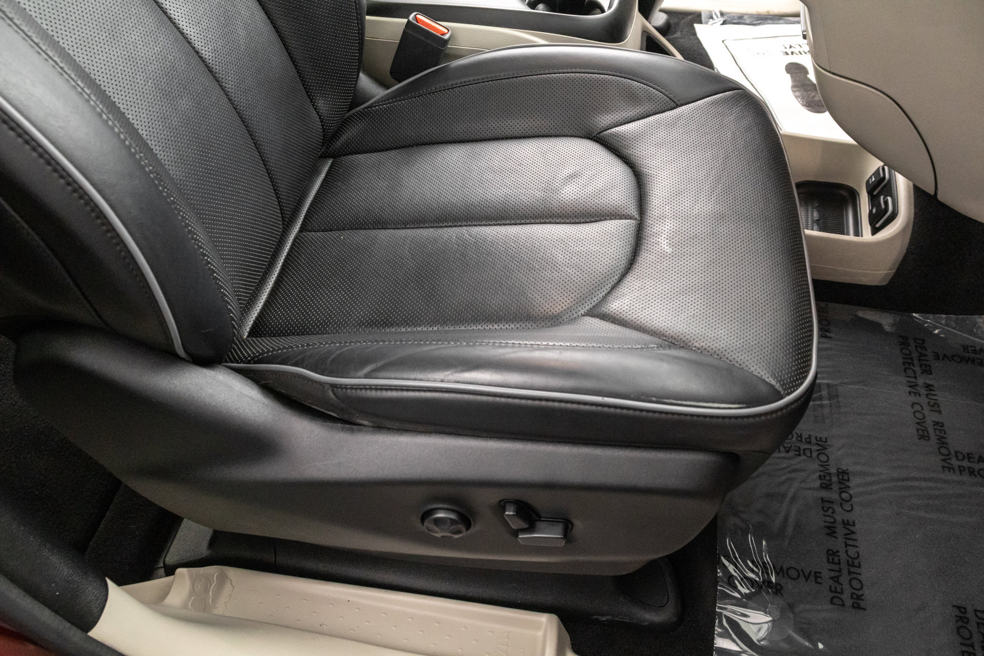 Used 2018 Chrysler Pacifica Limited w/ Tire & Wheel Group FWD image 39