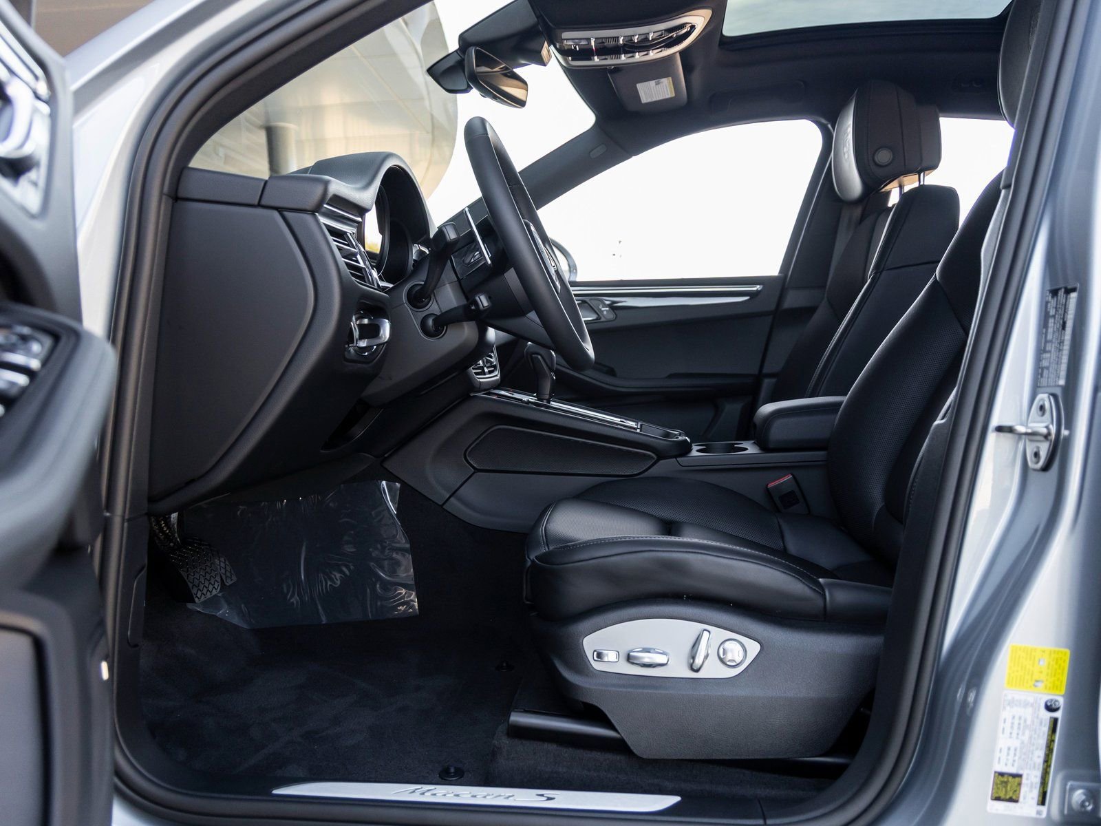 Certified 2025 Porsche Macan S image 24