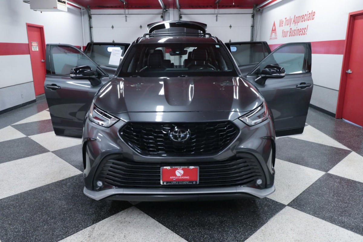 Used 2022 Toyota Highlander XSE FWD image 28
