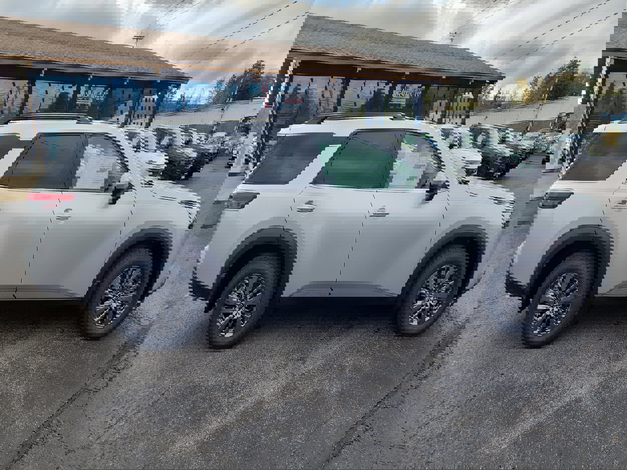 New 2025 Nissan Pathfinder SV w/ Black Appearance Package image 9