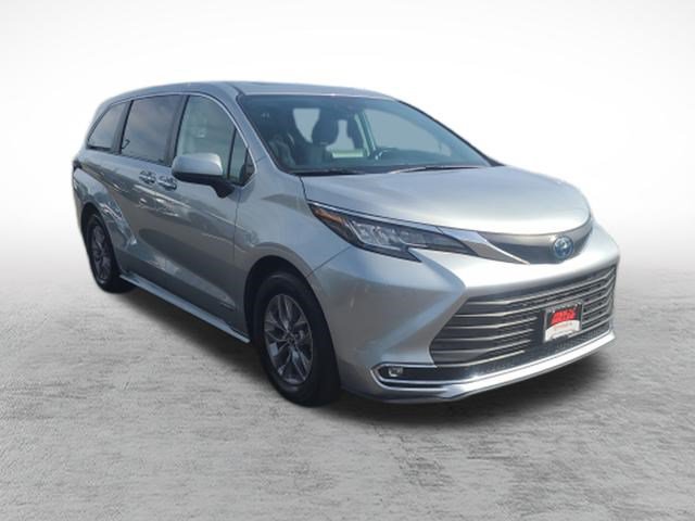 Certified 2021 Toyota Sienna XLE AWD/4WD image 3