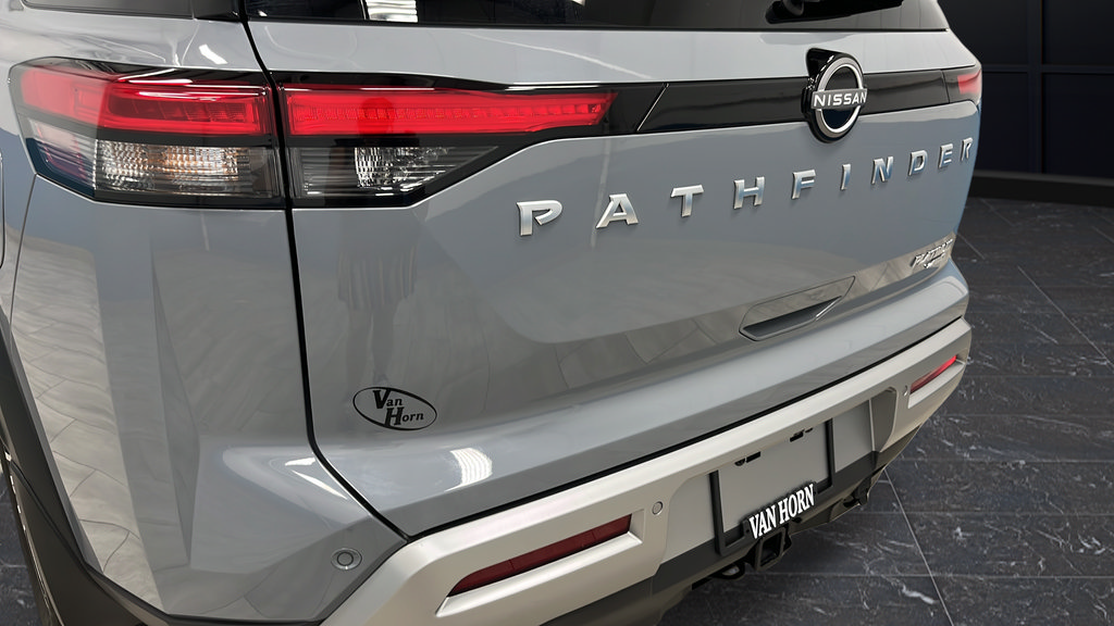 Used 2025 Nissan Pathfinder Platinum AWD/4WD image 39