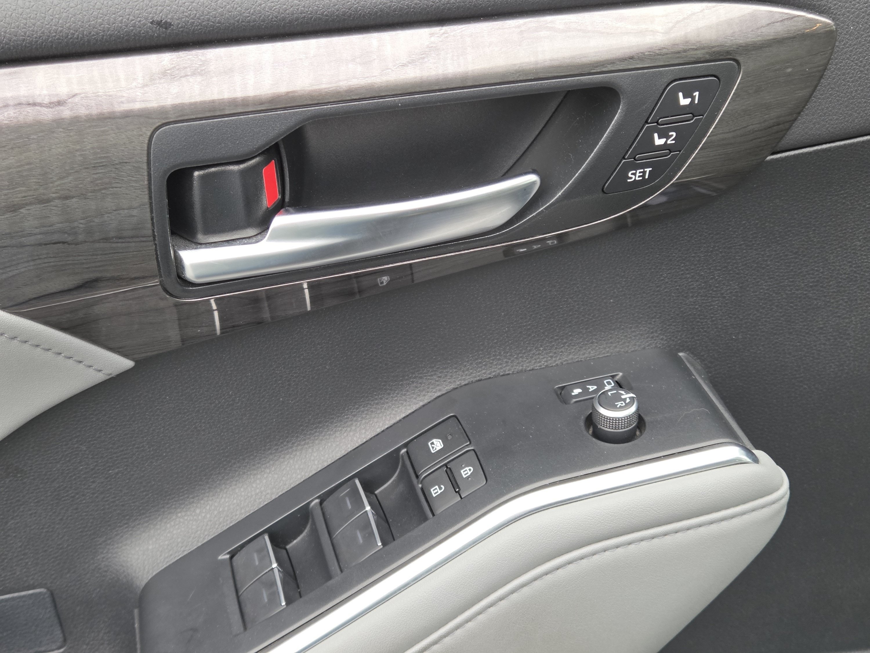 Used 2024 Toyota Highlander Limited AWD/4WD image 37