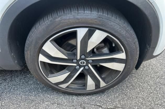 Used 2023 Volvo XC40 B5 Plus w/ Protection Package Premier AWD/4WD image 4
