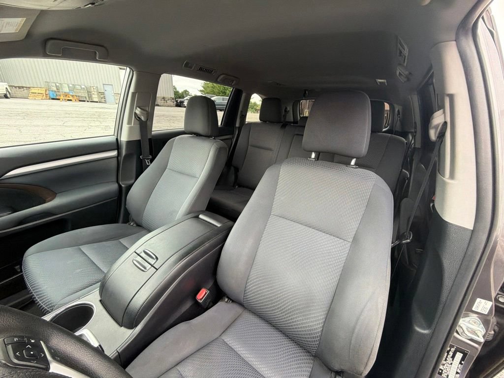 Used 2019 Toyota Highlander LE AWD/4WD image 15