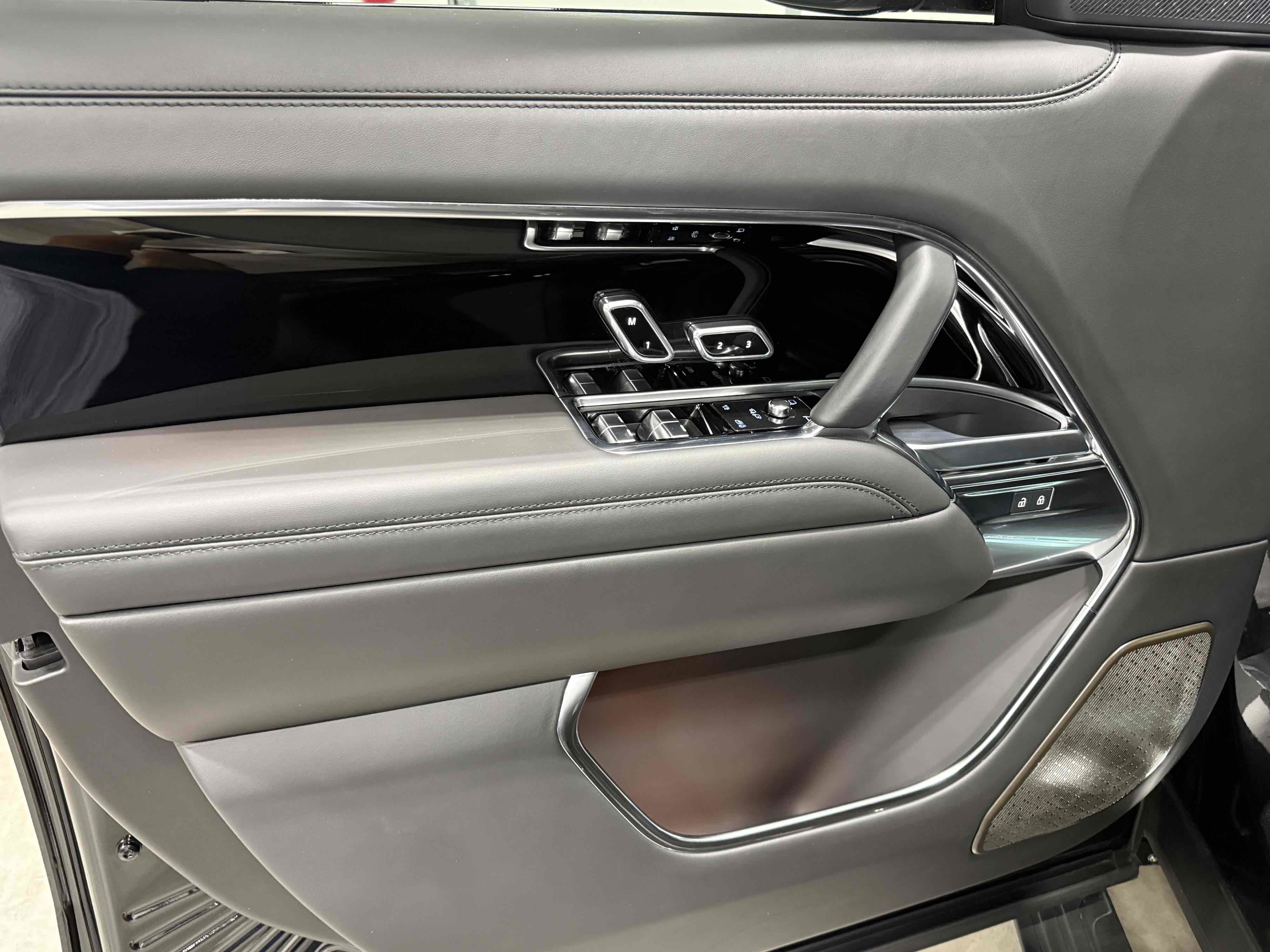 Used 2025 Land Rover Range Rover Long Wheelbase Autobiography image 81