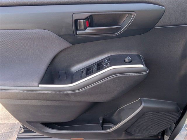 Used 2024 Toyota Highlander LE image 32