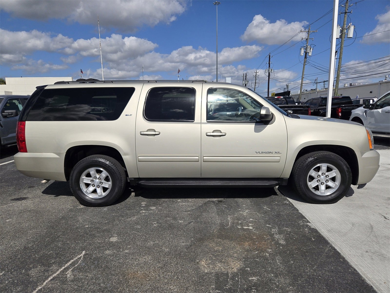 Used 2014 GMC Yukon XL SLT image 4