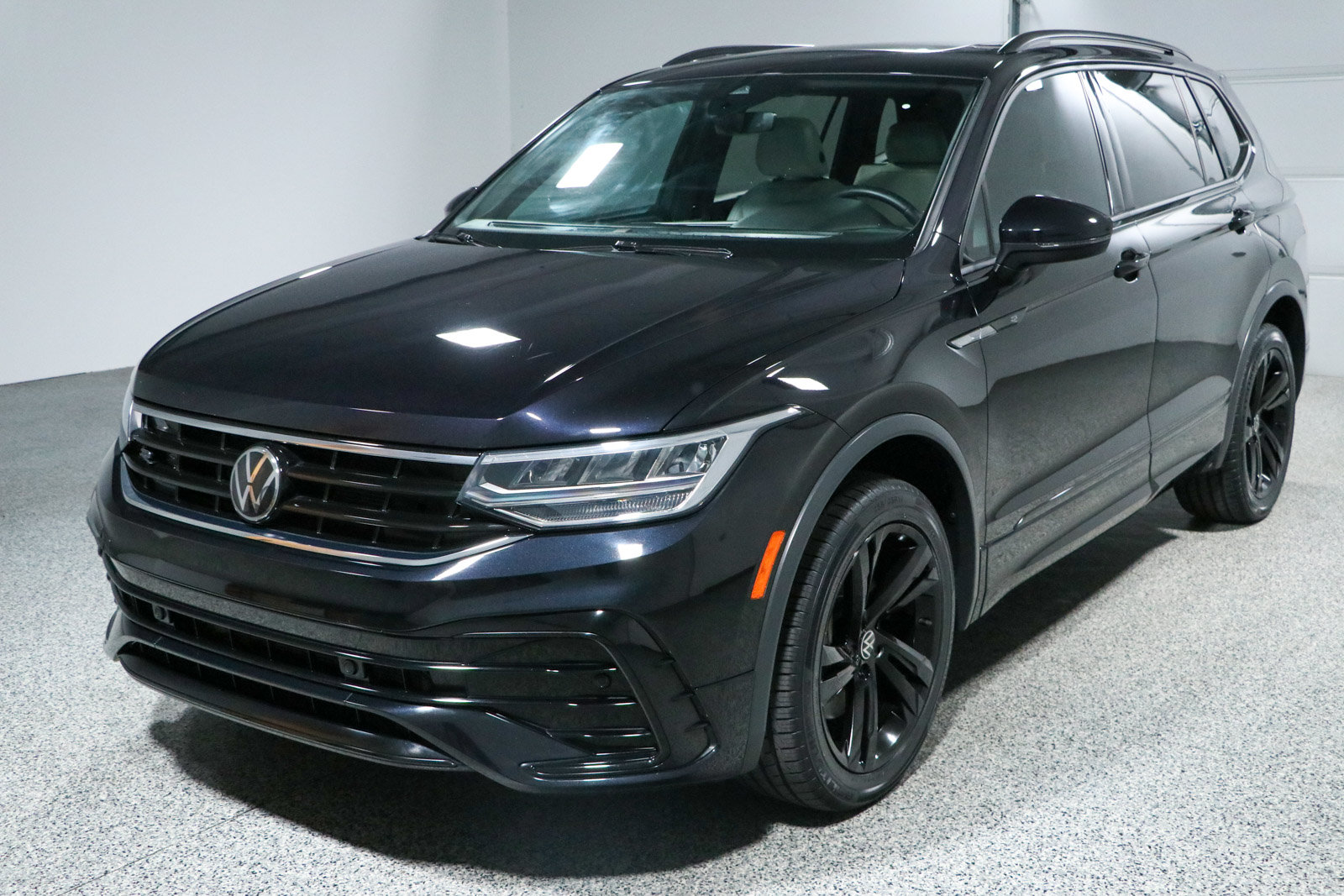 Used 2023 Volkswagen Tiguan SE R-Line FWD image 34