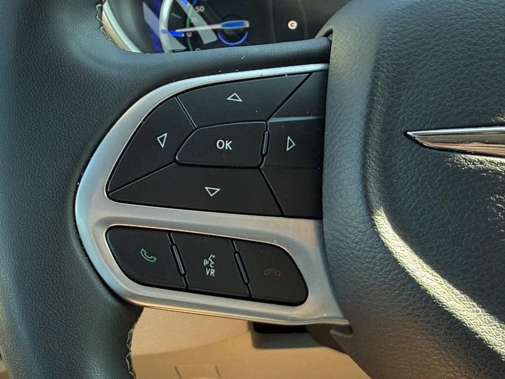Certified 2024 Chrysler Pacifica Limited FWD image 15