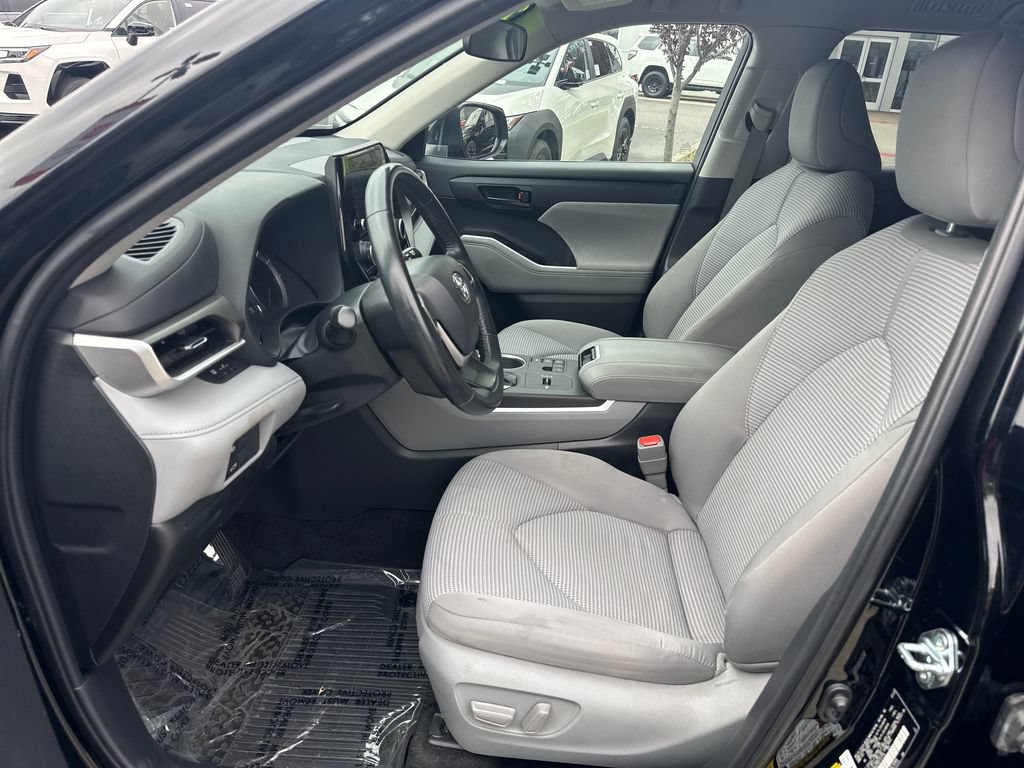 Used 2023 Toyota Highlander LE AWD/4WD image 12