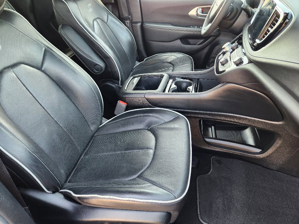 Used 2025 Chrysler Pacifica Limited image 14