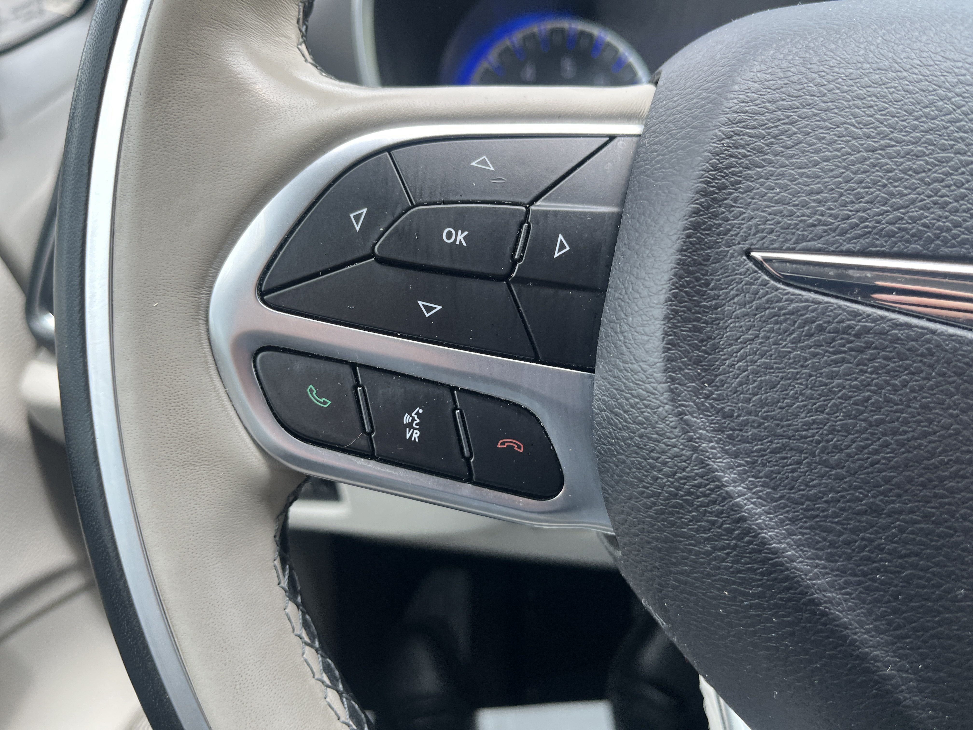 Used 2019 Chrysler Pacifica Limited w/ Tire & Wheel Group FWD image 26