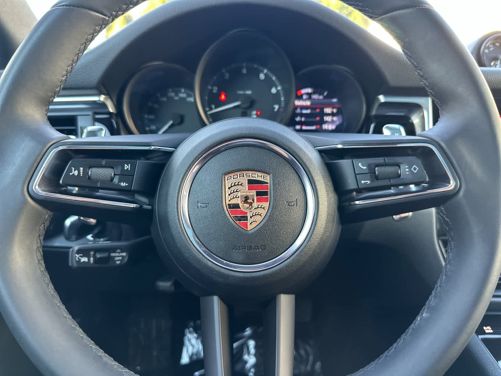 Certified 2025 Porsche Macan AWD/4WD image 25
