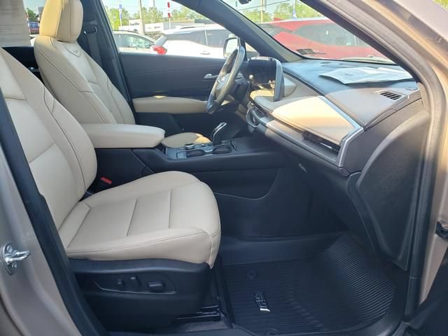 Used 2024 Cadillac XT4 Luxury w/ Cold Weather Package AWD/4WD image 17