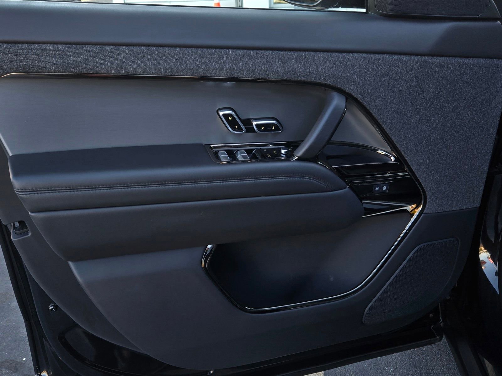 Used 2025 Land Rover Range Rover Sport SE image 9